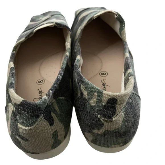 Charlie Paige Camo Slip-On Shoes EUC Size 8 Women’s - Picture 3 of 6